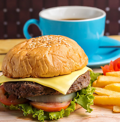 포토 JPG 해외이미지 커피 음료 음식 휴식 감자 패스트푸드 샌드위치 요리 사람없음 식사 저녁식사 카페 소고기 튀김 감자튀김 햄버거 맛 인스턴트 정크푸드 상쾌 테이크아웃 바리스타 카페테리아 단절 번 양조 카페인 해로움 해외202004 해외포토 직업 감정 빵 컨셉 채소 육류 상점 파일형식 이미지허브