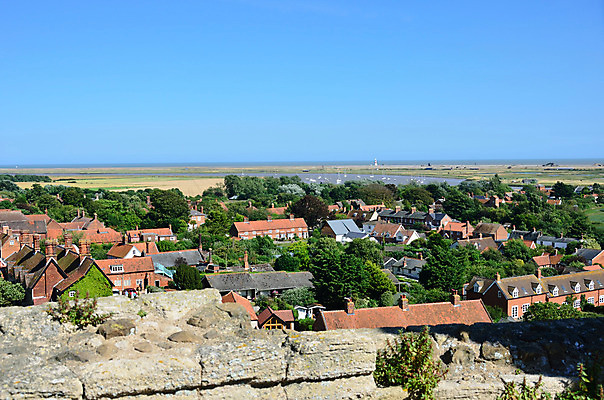 포토 JPG 해외이미지 영어 농업 자연 영국 잉글랜드 주택 파노라마 풍경 사람없음 건물 파란색 농경지 교회 마을 시골 장면 타운 해외202004 해외포토 문자 건축물 유럽 산업 컬러 종교건축 촬영기법 농장 도시 생태계 파일형식 이미지허브