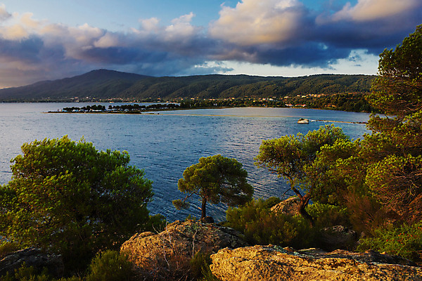 포토 JPG 해외이미지 구름 유럽 모래 파도 바다 섬 여행 하늘색 자연 하늘 휴가 휴식 파노라마 풍경 사람없음 야외 물 여름 파란색 모래사장 햇빛 태양 맑음 기쁨 바위 만 지중해 그리스 휴양지 태평양 그리스인 이국적 터키석 파라다이스 수평선 해외202004 해외포토 자연요소 서양인 계절 감정 나라 컬러 컨셉 날씨 촬영기법 장소 돌_바위 보석 생태계 파일형식 이미지허브
