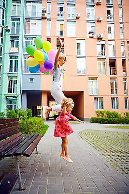 포토 JPG 해외이미지 라이프스타일 여자 딸 행복 어린이 가족 자연 놀이 하늘 엄마 휴가 미래 함께함 사랑 미소 사람 야외 두명 여름 파란색 부모 컬러풀 선글라스 파티 꿈 육아 축하 생일 작음 그늘 풍선 해외202004 해외포토 계절 기념일 감정 안경 컬러 컨셉 관계 표정 이벤트 생활 크기 생태계 파일형식 이미지허브