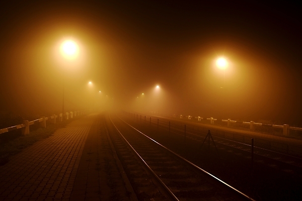 포토 JPG 해외이미지 산업 여행 교통시설 전등 사람없음 어둠 추위 안개 램프 역 야간 저녁 신비 무서움 각도 단상 교외 뿌연 선로 해외202004 해외포토 자연요소 감정 교통 컨셉 날씨 조명 시설 파일형식 이미지허브