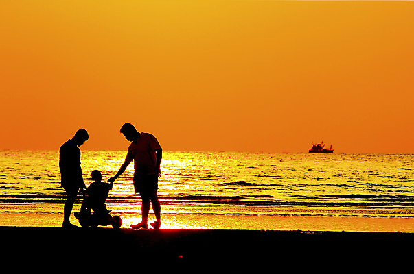 포토 JPG 해외이미지 여자 남자 행복 실루엣 어린이 바다 가족 성공 함께함 소년 성인 야외 세명 여름 햇빛 걷기 손잡기 일몰 우정 해외202004 해외포토 계절 감정 컨셉 관계 모션 촬영기법 사람 친구 태양 노을 파일형식 이미지허브