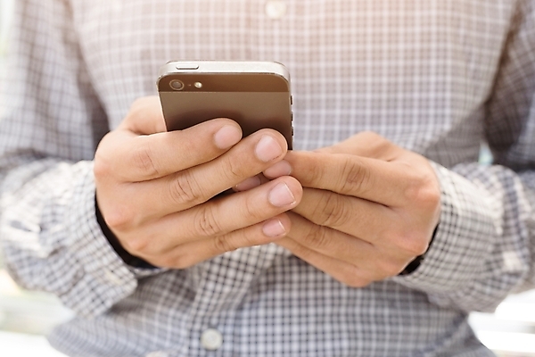 포토 JPG 해외이미지 백인 직업 라이프스타일 디자인 응시 남자 행복 안경 백그라운드 인터넷 비즈니스 사업가 통신 모바일 세포 대화 사람 정장 성인 사람없음 스마트폰 핸드폰 사무실 스크린 비즈니스맨 우아함 어플리케이션 전화기 스마트 인도네시아 부름 싱가폴 경영 투자자 사용자 셀룰러 해외202004 해외포토 서양인 시선 잡화 옷 감정 아시아 컨셉 모션 말하기 생활 전자제품 스마트기기 직장인 투자 파일형식 이미지허브