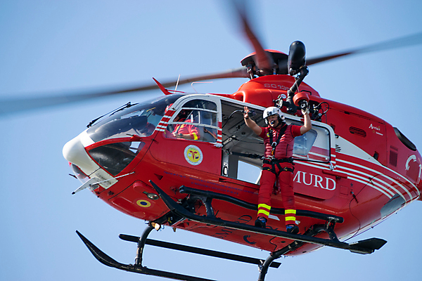 포토 JPG 해외이미지 행복 호수 물결 교통시설 자동차 비행기 안테나 건강 사람 사람없음 빨간색 약 환자 의사 긴급 표현 구출 헬리콥터 위험 파일럿 구조원 사건 항공 속도 우주산업 루마니아 에어쇼 부쿠레슈티 헬프 해외202004 해외포토 직업 감정 유럽 산업 육상교통 컬러 교통 컨셉 통신 의학 항공교통 대중교통 우주 의료진 도움 시설 쇼 파일형식 이미지허브