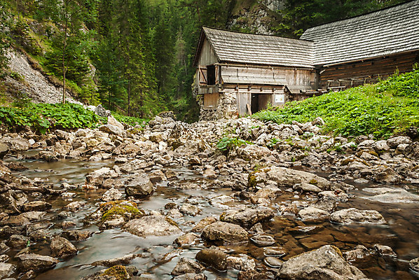 포토 JPG 해외이미지 나무 외관 건축양식 창문 자연 지붕 산 주택 풍경 사람없음 야외 건물 목재 초록색 물 여름 햇빛 갈색 평화 계곡 침묵 흐름 바위 시골 개울 고독 숲 오두막 언덕 시골집 판잣집 해외202004 해외포토 자연요소 식물 건축물 계절 건축 감정 컬러 컨셉 재료 강 태양 소리 돌_바위 생태계 파일형식 이미지허브