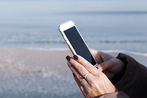 포토 JPG 해외이미지 학생 라이프스타일 손 응시 여자 행복 바다 여행 백그라운드 인터넷 통신 자연 하늘 모바일 무선통신 휴가 휴식 세포 사람 사람없음 야외 가로 스마트폰 핸드폰 컬러풀 스크린 터치 타이핑 잡기 연결 스마트 미녀 터치스크린 해외202004 해외포토 시선 감정 컬러 컨셉 모션 생활 신체부위 전자제품 스마트기기 미인 생태계 파일형식 이미지허브