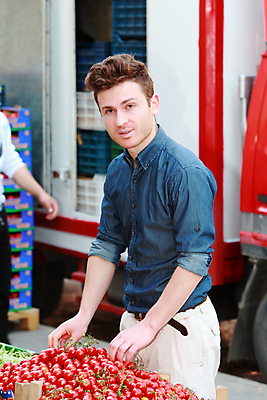 포토 JPG 해외이미지 백인 라이프스타일 손 잡화 남자 행복 음식 토마토 채소 자연 한명 사람 빨간색 쇼핑 상점 신선 잡기 시장 선택 구매 상품 고객 창고 유기농 소매 슈퍼마켓 바이오 해외202004 해외포토 서양인 1 웰빙 감정 컬러 컨셉 모션 생활 신체부위 생태계 파일형식 이미지허브