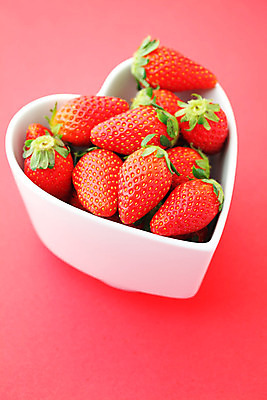 포토 JPG 해외이미지 모양 라이프스타일 열매 음식 잎 농업 과일 자연 딸기 건강 사랑 사람없음 빨간색 초록색 농작물 농장 수확 하트 신선 그룹 사발 달콤 상쾌 유기농 숙성 해외202004 해외포토 식물 웰빙 감정 산업 컬러 생활 사기그릇 맛 생태계 파일형식 이미지허브