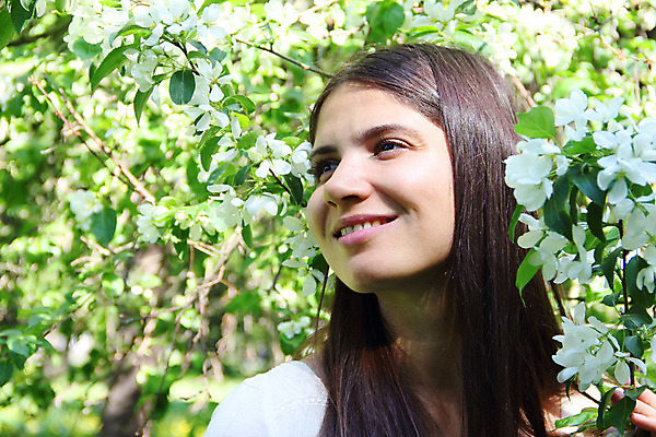 포토 JPG 해외이미지 나무 백인 모델 1 공원 여자 꽃 행복 자연 갈색머리 한명 야외 초록색 정원 봄 기쁨 벚꽃 흰색 사과 해외202004 해외포토 서양인 식물 헤어스타일 계절 공공시설 감정 컬러 과일 사람 생태계 파일형식 이미지허브