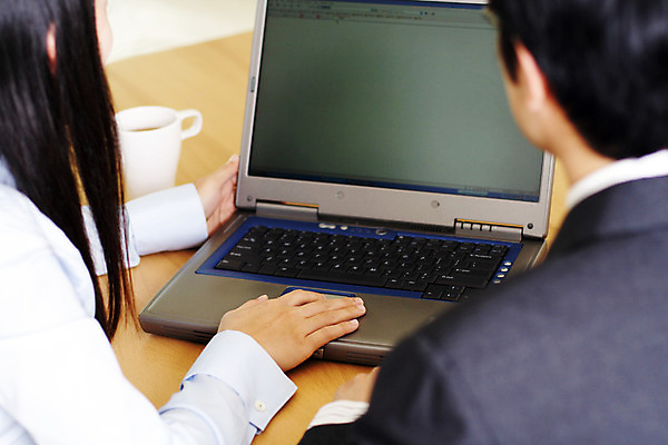 포토 JPG 해외이미지 커피 비즈니스 손가락 노동자 직장 관리 대화 사람 두명 컵 노트북 컴퓨터 사무실 공책 머그컵 업무 비즈니스맨 비즈니스우먼 발표 종업원 동료 해외202004 해외포토 직업 식기 손 여자 남자 음료 회사 관계 문구용품 말하기 전자제품 작업 직장인 파일형식 이미지허브