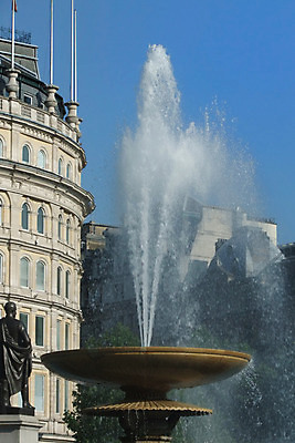 포토 JPG 해외이미지 하늘 잉글랜드 사람없음 물 분수 런던 정사각형 샤워실 해외202004 해외포토 자연요소 도형 영국 샤워시설 파일형식 이미지허브