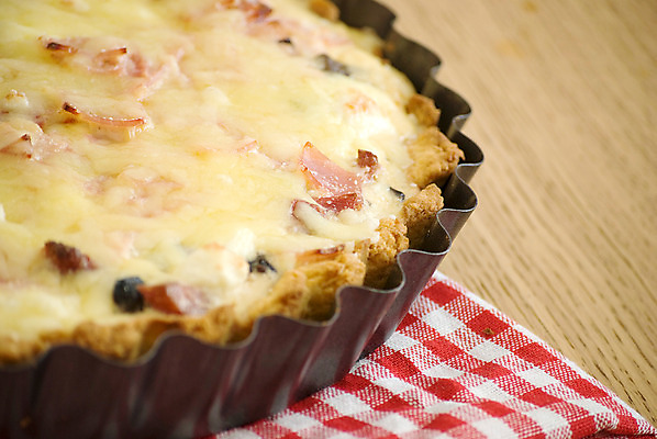 포토 JPG 해외이미지 전통 접시 음식 조각 채소 재료 탁자 치즈 쟁반 건강 요리 사람없음 목재 빨간색 주방 계란 식사 저녁식사 버섯 프랑스 껍질 흰색 직물 신선 황금 맛 아침식사 상품 굽기 먹기 크림 햄 반죽 베이컨 레시피 시금치 프랑스어 점심식사 입가심 타르트 페스츄리 해외202004 해외포토 나무 문자 식기 유럽 빵 컬러 가구 컨셉 모션 유제품 육류 돼지고기 알 구이 파이_빵 파일형식 이미지허브