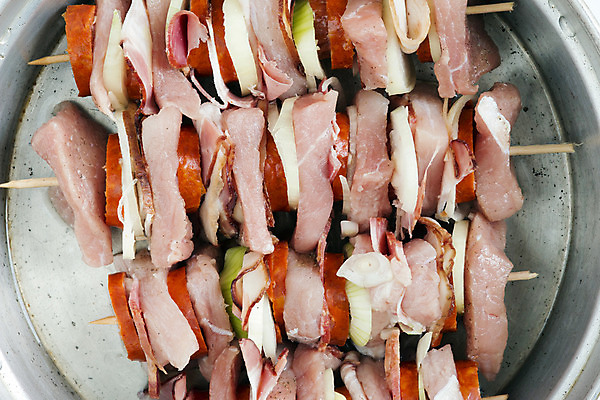 포토 JPG 해외이미지 접시 음식 조각 양파 육류 돼지고기 요리 사람없음 식사 튀김 소시지 꼬치 굽기 묘사 준비 날것 해외202004 해외포토 식기 채소 식재료 가공식품 구이 파일형식 이미지허브