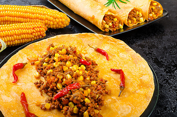 포토 JPG 해외이미지 전통 음식 빵 토마토 채소 고추 검은배경 양파 건강 육류 옥수수 사람없음 빨간색 초록색 식사 저녁식사 치킨 샐러드 소고기 덮개 신선 뜨거움 상추 바비큐 매움 밀가루 후추 타코 점심식사 케밥 과카몰리 백리향 살사댄스 할라피뇨 핸드메이드 해외202004 해외포토 컬러 백그라운드 식재료 곡류 검은색 뚜껑 춤 소스_음식 맛 가루 향신료 닭고기요리 파일형식 이미지허브