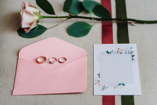 포토 JPG 해외이미지 전통 커플 꽃 결혼 백그라운드 2 가족 관계 결혼식 남편 관리 사랑 사람없음 금속 신혼여행 흰색 축하 반지 황금 보석 약혼 이혼 해외202004 해외포토 식물 감정 컬러 컨셉 장신구 재질 이벤트 광석 약속 파일형식 이미지허브