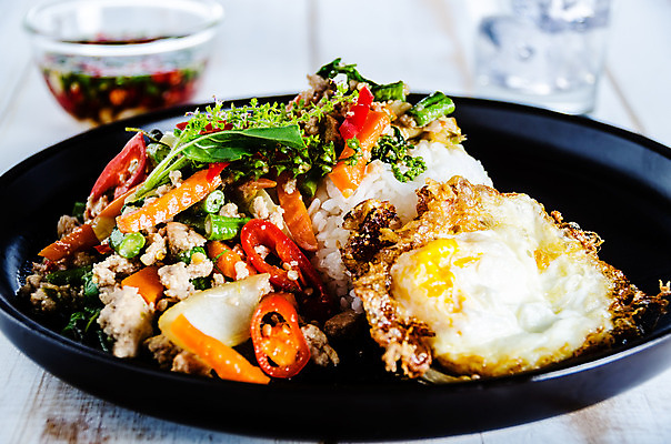 포토 JPG 해외이미지 전통 접시 아시아 음식 백그라운드 채소 태국 고추 밥 건강 육류 돼지고기 요리 동양인 사람없음 빨간색 초록색 식당 계란 식사 저녁식사 튀김 흰색 신선 뜨거움 맛 먹기 매움 바질 점심식사 해외202004 해외포토 식기 나라 컬러 컨셉 식재료 모션 인종 상점 알 파일형식 이미지허브