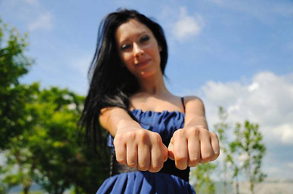 포토 JPG 해외이미지 백인 1 손 여자 행복 컨셉 장난 손가락 놀이 성공 갈색머리 한명 사람 야외 목재 희망 주먹 도전 게임 닫기 선택 쇼 문제 팔 보여주기 해결 대회 숨김 숨기 염원 해외202004 해외포토 서양인 나무 헤어스타일 감정 재료 모션 신체부위 파일형식 이미지허브