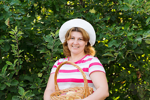 포토 JPG 해외이미지 나무 백인 여자 행복 유럽 농업 과일 한명 미소 취미 여름 바구니 정원 기쁨 수확 중앙 사과 과수원 양동이 만족 원예 날것 원예사 파나마 해외202004 해외포토 서양인 식물 직업 1 계절 감정 나라 산업 표정 사람 남아메리카 파일형식 이미지허브