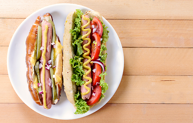 포토 JPG 해외이미지 접시 토마토 채소 실내 사람없음 하이앵글 두개 소시지 머스터드 핫도그 나무배경 해외202004 해외포토 식기 음식 뷰포인트 백그라운드 2 패스트푸드 내부 소스_음식 가공식품 파일형식 이미지허브
