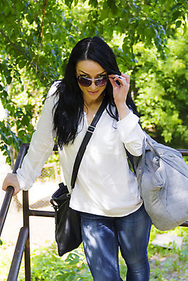 포토 JPG 해외이미지 백인 1 여자 유럽 잎 가방 갈색머리 피곤 한명 초록색 검은색 짐 흰색 수하물 해외202004 해외포토 서양인 식물 헤어스타일 잡화 나라 컬러 컨셉 사람 파일형식 이미지허브