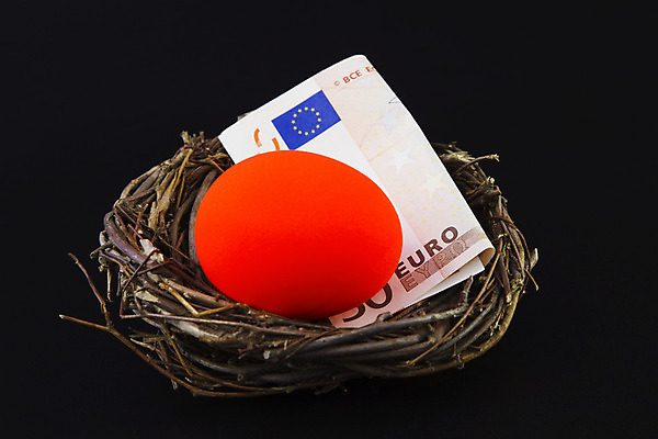 포토 JPG 해외이미지 유럽 돈 비즈니스 사람없음 빨간색 금융 계란 고통 유로 둥지 위험 투자 문제 유럽연합 트러블 포트폴리오 해외202004 해외포토 감정 나라 컬러 컨셉 경제 알 재산 파일형식 이미지허브