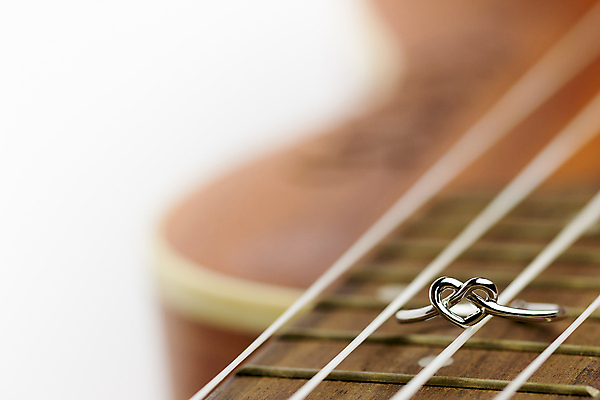 포토 JPG 해외이미지 커플 기념일 줄 음악 결혼 백그라운드 2 관계 결혼식 발렌타인데이 사랑 미술 사람없음 놀람 기구 기타 하트 축하 반지 쌍 원형 황금 은색 심볼 사인 약혼 돌봄 뮤지컬 해외202004 해외포토 모양 도형 감정 컬러 컨셉 장신구 모션 데이이벤트 현악기 문화예술 표정 이벤트 약속 파일형식 이미지허브