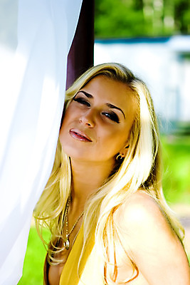 포토 JPG 해외이미지 드레스 여자 한명 세로 금발 햇빛 태양 노란색 정원 해외202004 해외포토 자연요소 1 헤어스타일 옷 컬러 사람 파일형식 이미지허브