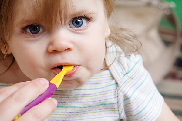 포토 JPG 해외이미지 백인 라이프스타일 여자 행복 얼굴 어린이 손가락 건강 사람 사람없음 청결 아기 잡기 붓 입 구멍 가르침 치아 위생 씻기 빨래 칫솔 청소 치과의사 예방 긍정 치약 유지 걸음마 돌봄 명패 위생관리 해외202004 해외포토 서양인 손 교육 감정 컨셉 가사 모션 관리 생활 신체부위 위생용품 의사 소화기관 파일형식 이미지허브
