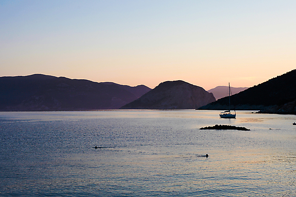 포토 JPG 해외이미지 유럽 바다 섬 요트 하늘 아침 휴가 따뜻함 풍경 사람없음 물 여름 파란색 햇빛 교회 일출 맑음 황혼 일몰 수확 보트 지중해 그리스 속도 그리스인 해외202004 해외포토 주간 자연요소 서양인 계절 나라 컬러 농업 배_교통 종교건축 날씨 건물 태양 노을 파일형식 이미지허브