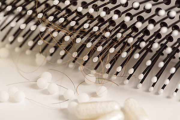 포토 JPG 해외이미지 근접촬영 사람없음 뷰티 알약 머리카락 머리빗 흰배경 두피케어 치료제 탈모 탈모클리닉 해외202004 탈모예방 해외포토 뷰포인트 백그라운드 약 머리 흰색 미용용품 예방 클리닉 헤어관리 증상 파일형식 이미지허브