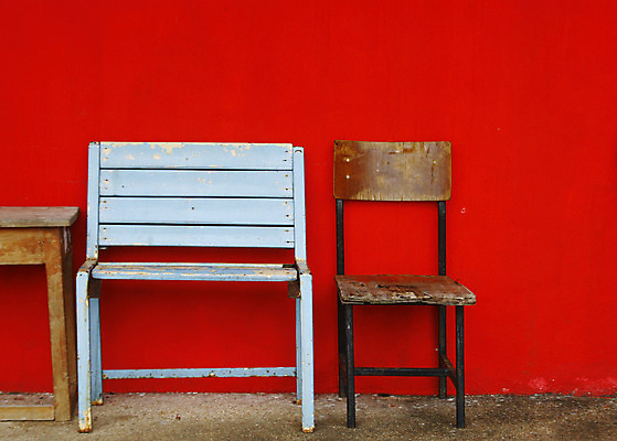 포토 JPG 해외이미지 벽 벤치 의자 탁자 사람없음 목재 빨간색 파란색 옛날 해외202004 해외포토 나무 컬러 가구 재료 파일형식 이미지허브