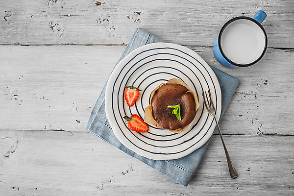 포토 JPG 해외이미지 접시 조각 백그라운드 포크 잎 탁자 딸기 디저트 요리 사람없음 목재 컵 가로 빨간색 초록색 파란색 갈색 케이크 금속 초콜릿 빵집 우유 흰색 도자기 달콤 굽기 먹기 민트 준비 냅킨 반죽 양피지 페스츄리 해외202004 해외포토 나무 식물 식기 음식 빵 컬러 가구 과일 재료 모션 재질 유제품 상점 맛 구이 허브 파일형식 이미지허브
