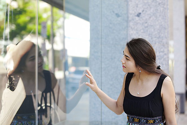 포토 JPG 해외이미지 백인 긴머리 응시 여자 행복 창문 태국 유리 한명 미소 동양인 야외 쇼핑 상점 흰색 도시 호기심 혼혈 해외202004 해외포토 서양인 1 헤어스타일 시선 감정 아시아 컬러 컨셉 재질 표정 사람 인종 다문화 파일형식 이미지허브