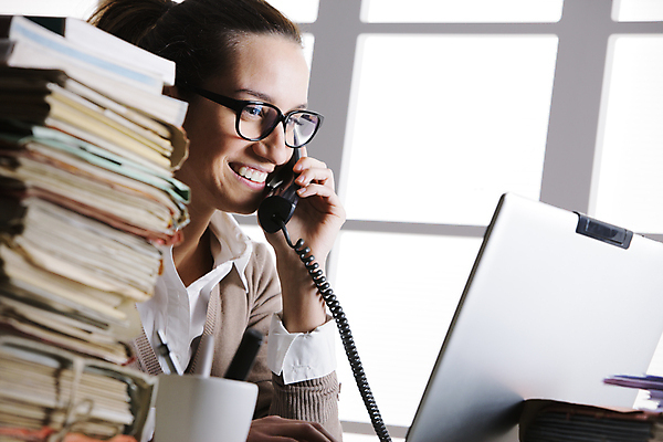 포토 JPG 해외이미지 안경 비즈니스 대화 한명 웃음 사람 가로 노트북 컴퓨터 사무실 펜 쌓기 작업 직장인 비즈니스우먼 전화기 책상 비서 성인여자만 해외202004 해외포토 직업 1 잡화 여자 가구 모션 표정 말하기 전자제품 필기구 여자만 성인만 파일형식 이미지허브