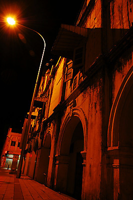 포토 JPG 해외이미지 외관 산업 건축양식 벽돌 거리 바닥 사람없음 건물 빛 상점 어둠 침묵 야간 타일 찢어짐 개발 방치 옛날 해외202004 해외포토 자연요소 건축물 건축 모션 소리 파일형식 이미지허브