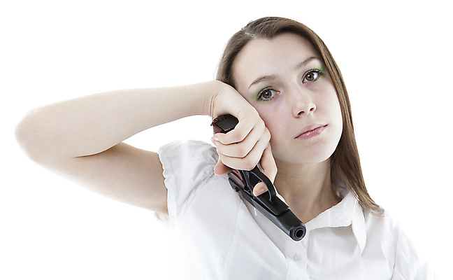 포토 JPG 해외이미지 응시 여자 얼굴 셔츠 생각 한명 사람 청년 머리 힘 권총 총 흰색 행운 정상 위험 발사 피부 묘사 입술 블라우스 사냥꾼 무거움 심각 위기 해외202004 해외포토 직업 1 시선 무기 컬러 컨셉 상의 성인 신체부위 무게 파일형식 이미지허브