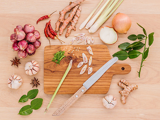 포토 JPG 해외이미지 식물 채소 재료 태국 자연 고추 탁자 양파 건강 마늘 요리 동양인 사람없음 목재 빨간색 초록색 컬러풀 주방 보라색 수확 신선 맛 인도인 레몬 허브 향신료 유기농 매움 날것 뿌리 향 레시피 후추 카레 성분 내추럴 숙성 채식주의자 해외202004 해외포토 외국인 나무 웰빙 아시아 음식 컬러 가구 컨셉 농업 과일 인종 생태계 채식 향미료 파일형식 이미지허브