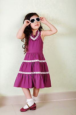 포토 JPG 해외이미지 모델 드레스 딸 행복 얼굴 어린이 벽 신발 셔츠 바닥 주택 갈색머리 실내 한명 치마 선글라스 유행 방 춤 고급 우아함 작음 입술 만족 넣기 스타일 해외202004 해외포토 1 헤어스타일 옷 감정 안경 컨셉 상의 가족 모션 하의 문화예술 사람 내부 건물 신체부위 크기 파일형식 이미지허브