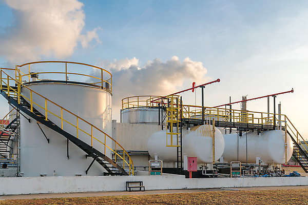 포토 JPG 해외이미지 식물 실루엣 산업 백그라운드 공장 하늘 사람없음 파란색 울타리 탑 금속 힘 장비 에너지 흰색 휘발유 석유 창고 보안 탱크 연료 가스 수납 짐차 내추럴 철강 파이프라인 화학물질 해외202004 해외포토 건축물 컬러 공업 자동차 재질 촬영기법 안전 담장 화학 파이프_관 파일형식 이미지허브