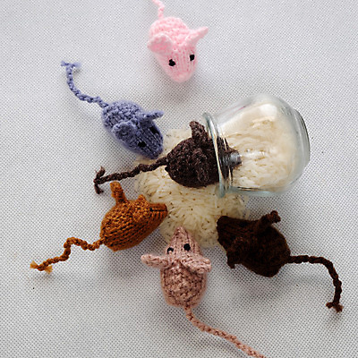 포토 JPG 해외이미지 동물 음식 백그라운드 컨셉 밥 아이디어 취미 사람없음 장난감 놀람 흰색 뜨개질 그룹 상품 쥐 작음 먹기 니트 흰배경 DIY 양모 핸드메이드 해외202004 해외포토 감정 컬러 상의 모션 표정 직물 설치류 크기 파일형식 이미지허브