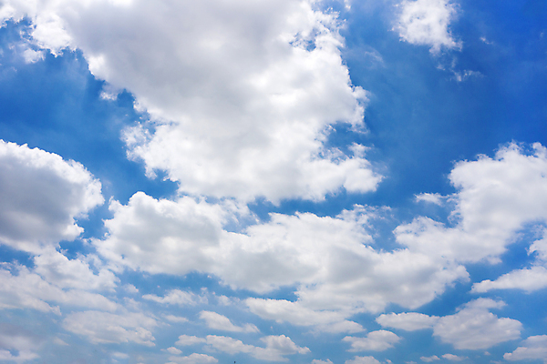 포토 JPG 해외이미지 구름 종교 백그라운드 자연 하늘 날씨 사람없음 야외 여름 파란색 빛 햇빛 평화 흰색 분위기 순수 천국 산소 오존 해외202004 해외포토 자연요소 계절 컬러 컨셉 태양 원소 생태계 파일형식 이미지허브