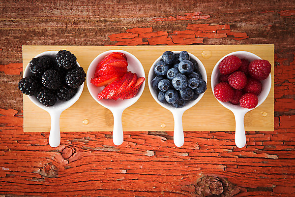 포토 JPG 해외이미지 그릇 열매 음식 다이어트 과일 재료 딸기 디저트 건강 요리 사람없음 목재 빨간색 보라색 페인트 수확 가을 시골 신선 도자기 달콤 남색 블루베리 산딸기 머리위 블랙베리 그런지 숙성 영양소 줄서기 채식주의자 해외202004 해외포토 나무 식물 식기 계절 컬러 농업 모션 맛 채식 파일형식 이미지허브