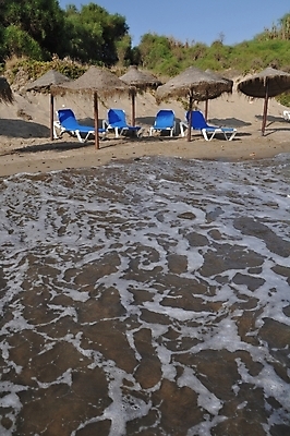 포토 JPG 해외이미지 모래 파도 바다 섬 여행 하늘색 의자 우산 자연 하늘 휴가 풍경 사람없음 야외 물 여름 파란색 모래사장 스페인 지중해 양산 장면 밀짚 해외202004 해외포토 자연요소 계절 유럽 컬러 가구 짚 생태계 파일형식 이미지허브