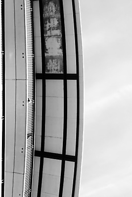 포토 JPG 해외이미지 접시 로우앵글 건축양식 난간 지붕 주택 흑백 사람없음 건물 햇빛 금속 옥상 묘사 아치 엘리먼트 철강 해외202004 해외포토 식기 건축물 건축 뷰포인트 재질 촬영기법 태양 파일형식 이미지허브