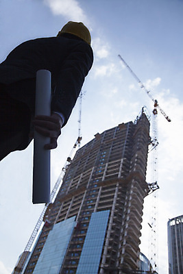 포토 JPG 해외이미지 직업 실루엣 로우앵글 회사 비즈니스 건축양식 하늘 한명 서기 안전 정장 야외 건물 세로 30대 컬러풀 중국 건설현장 올려보기 잡기 작업 안전모 건축가 기중기 옷입기 베이징 시티라이프 청사진 진행 개발 카피스페이스 해외202004 해외포토 1 라이프스타일 건축물 옷 건축 아시아 뷰포인트 컬러 모션 건설업 촬영기법 사람 장년 공백 중장비 헬멧 안전장비 파일형식 이미지허브