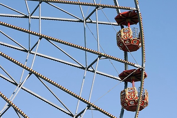 포토 JPG 해외이미지 공원 행복 모션 하늘 휴가 사람없음 야외 빨간색 파란색 컬러풀 노란색 축제 기쁨 놀이공원 축하 바퀴 원형 승차 큼 묘사 그네 흥분 회전목마 바둑 해외202004 해외포토 도형 공공시설 감정 컬러 컨셉 놀이 테마파크 놀이기구 크기 파일형식 이미지허브