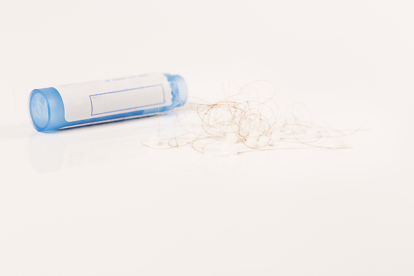 포토 JPG 해외이미지 사람없음 뷰티 알약 머리카락 약병 흰배경 치료제 탈모 탈모클리닉 해외202004 탈모예방 해외포토 백그라운드 약 머리 흰색 예방 클리닉 증상 병_담는 파일형식 이미지허브