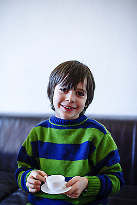 포토 JPG 해외이미지 백인 라이프스타일 드레스 옷 남자 행복 얼굴 커피 음료 어린이 겨울 창문 가족 놀이 아침 주택 실내 한명 사람 앉기 내부 컵 소파 방 머그컵 마시기 흰색 잡기 아침식사 문학 돌봄 해외202004 해외포토 주간 서양인 1 식기 계절 감정 컬러 의자 관계 모션 건물 생활 신체부위 식사 파일형식 이미지허브