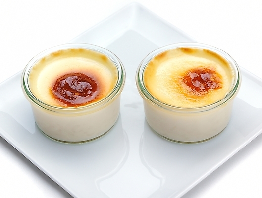 포토 JPG 해외이미지 실내 사람없음 두개 흰배경 푸딩 크렘브륄레 해외202004 해외포토 백그라운드 2 디저트 내부 흰색 파일형식 이미지허브