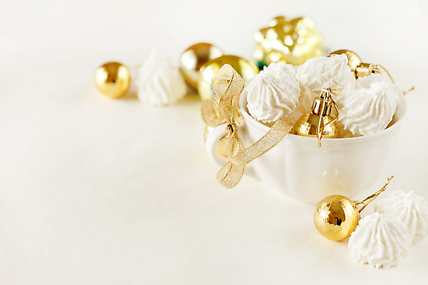 포토 JPG 해외이미지 리본 크리스마스 서양음식 실내 사람없음 아웃포커스 컵 쿠키 달콤 흰배경 담기 머랭 오너먼트 카피스페이스 해외202004 머랭쿠키 해외포토 식기 기념일 음식 백그라운드 크리스마스장식 모션 디저트 촬영기법 내부 공백 흰색 맛 파일형식 이미지허브